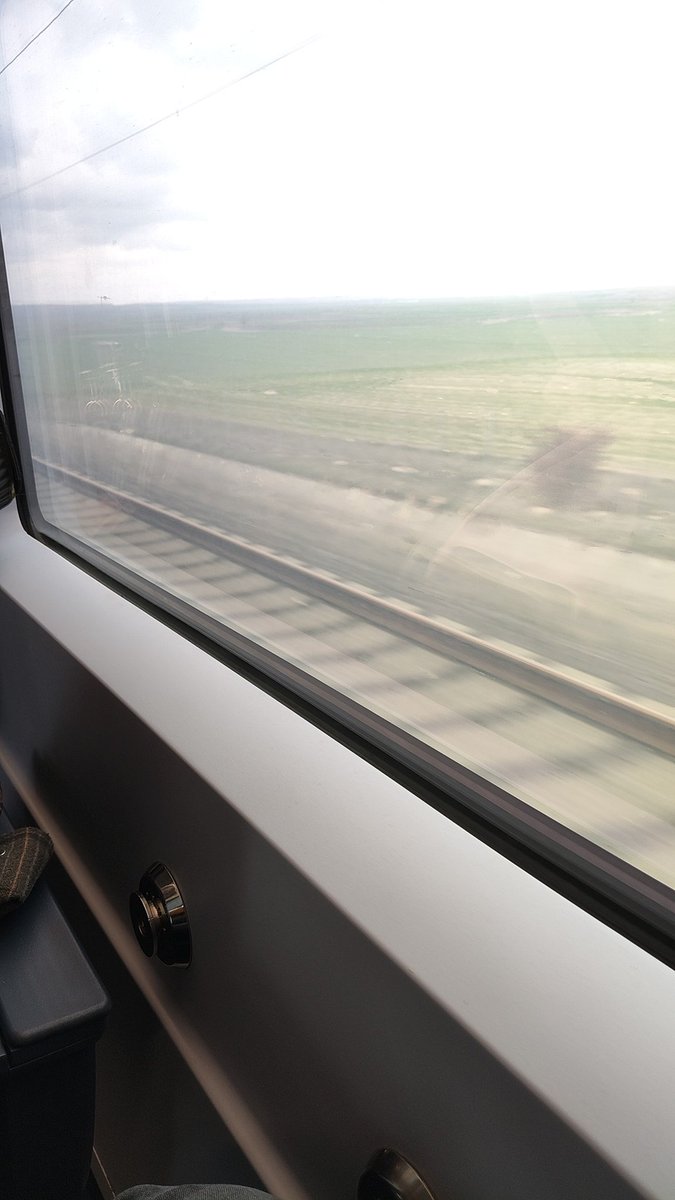 Məndə sığar iki cahan, mən bu cahana sığmazam
Gövhəri-laməkan mənəm, kövnü məkana sığmazam