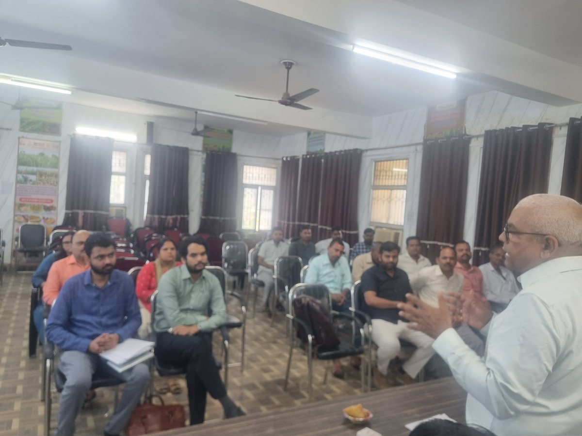 📢 24.06.2026 को कृषि विभाग एवं TSU (BMGF–EY) द्वारा जनपद बाराबंकी में फसल अवशेष प्रबंधन हेतु एक दिवसीय MOU हस्ताक्षर एवं परिचर्चा कार्यक्रम आयोजित किया गया।
कार्यक्रम में  रिलायंस प्रतिनिधि, FPO व CHC लाभार्थियों की सहभागिता रही।
♻️ सतत खेती की दिशा में महत्वपूर्ण कदम।
#Farmers