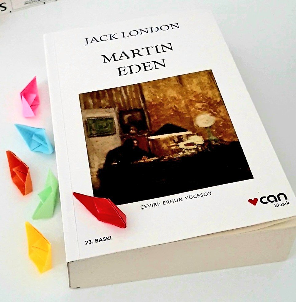Ceran_U's tweet photo. Okudukça: Martin Eden / Jack London 

Aşkın başlangıcı güzeldir hep, sonu ve o hissin kaybolduğu anlar değil. Okuyup, yazmanın da merak ettirmesi ve heyecanlandırması. Ama insan hevesini kaybettiğinde ne içine sığar ne de dünyaya. https://t.co/oAFAbwFTml