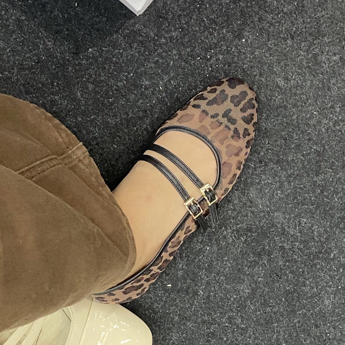 dxtrxuxi's tweet photo. nemu flatshoes ini di bazar mall bagus bgtt jyujyuurrr https://t.co/5DuLFib38N