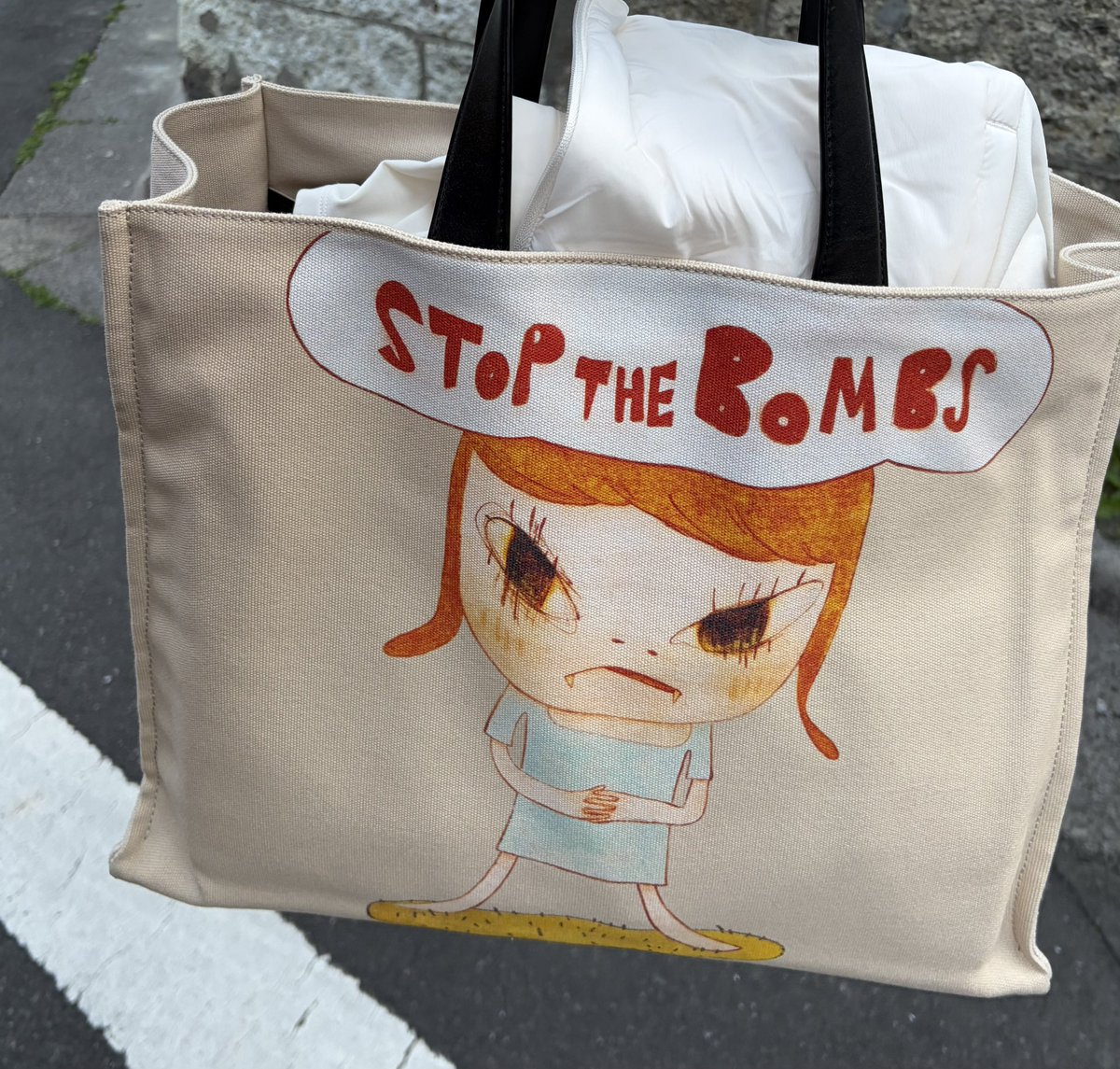 Japanessence's tweet image. 今日も ひとりプロテストよー🦾💨

とにかく、即時戦闘停止！

攻撃すな！破壊すな！殺すな！

戦争反対！
暴力反対！

 #StopTheBombs 
 #STOPTHEBOMBS
 #StellaMcCartney
 #奈良美智 
 #ahimsa
 #非暴力