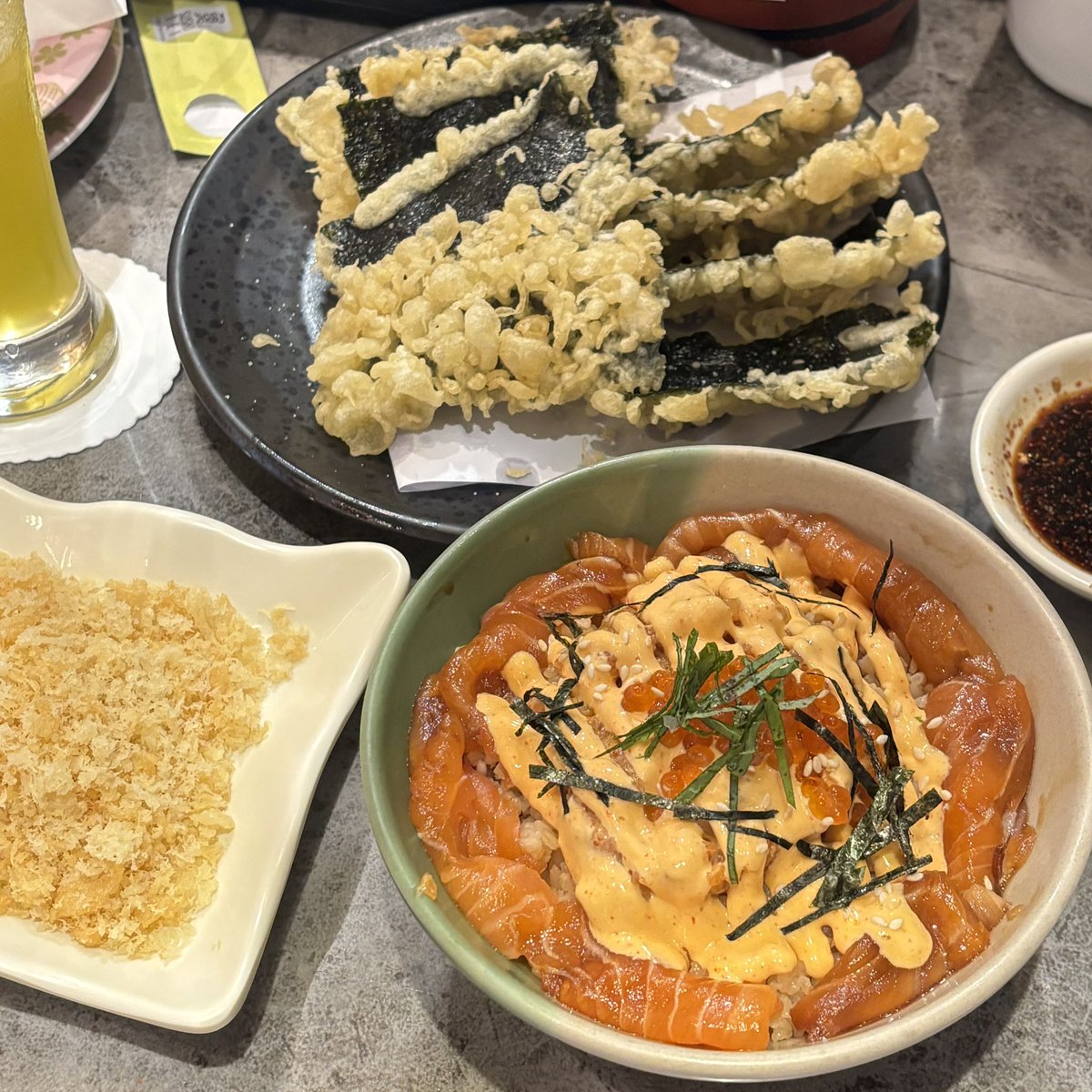 beautiaf's tweet photo. ini guys menunya
- spicy salmon don (105K)
- nori tempura (19K)
- tanuki (FREE)

aku td beli ocha peach 27K kalo mau lebih hemat bawa tumblr aja, ga diomelin kok.😗☝🏻

total tanpa ocha: 147K
(inc. 7.5% service + 10% Pb1)

abaikan bill aku ya, soalnya beli buat take away jg.😀👌🏻 https://t.co/6JS8r9TTe4