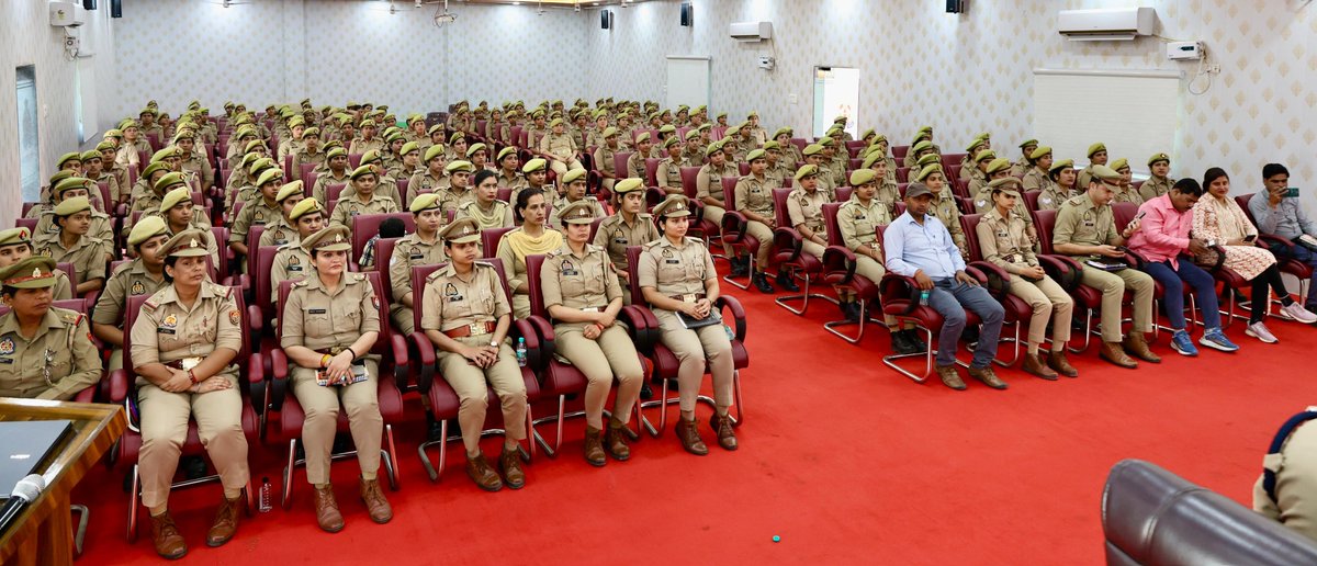 shahjahanpurpol's tweet photo. आज दिनांक 24.03.2026 को मिशन शक्ति फेज-5.0 (द्वितीय चरण) के अंतर्गत #SP_शाहजहाँपुर के निर्देशन में #SP_RA, #C0_CITY, #C0_TILHAR, #CO_SADAR, #CO_TRAFFIC, #C0_OFFICE की उपस्थिति में रिक्रूट महिला आरक्षियों हेतु विशाखा गाइडलाइन्स के संबंध में जागरूकता एवं संवाद कार्यक्रम आयोजित किया गया। कार्यक्रम के दौरान महिला प्रशिक्षुओं को कार्यस्थल पर सुरक्षा, सम्मान एवं उनके अधिकारों के प्रति जागरूक किया गया तथा चिकित्सकों द्वारा स्ट्रेस मैनेजमेंट के संबंध में विस्तृत मार्गदर्शन प्रदान किया गया। #missionshakti5 #नारी_सुरक्षा_सम्मान_स्वावलंबन #UPPolice @Uppolice @CMOfficeUP @dgpup @adgzonebareilly @igrangebareilly