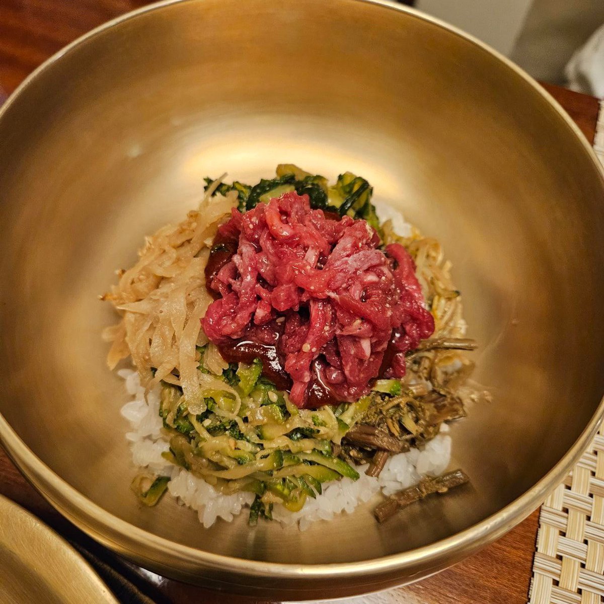 eclatdeusa's tweet photo. When I’m craving beef the Jinju way 🍚
Hamo is my go-to.

Light, clean flavors, perfectly balanced bibimbap, and that subtle smoky bulgogi just hits right.

Simple, comforting Korean food done properly 🥹

#Cheongdam #SeoulEats #KoreanFood #CheongdamDining https://t.co/v4oCww1zYO