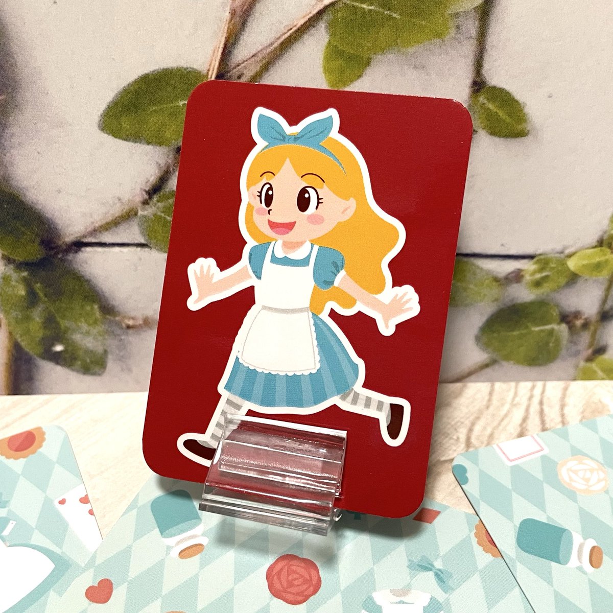 アリスのコマはボドゲ部のつよしさん、ともひろさんの助言で今の形に！

テストプレイ時は仮で4面ダイスを使っていて、掴みにくい🗯️と不評でした。
紙を使えばアリスが印刷でき、スタンドを付けばコマらしさがあって持ちやすい、と解決策を見つけてくださいました🙌

#アリスとふしぎな森
#原案者裏話