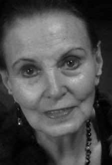 Vuelo7988's tweet photo. «Llegas a mí desde las cuerdas del tiempo, cuando tibias las sombras amanecen y el cuerpo, lento, se descalza».

#CarmenCastellote 
de Con Suavidad de Frío (1976) en Kilómetros de Tiempo
@torremozas (2021)

#PoesíaSobreHojasDeHierba 1008
@ElOjoCriticoRNE https://t.co/Qf4MVdEx7v