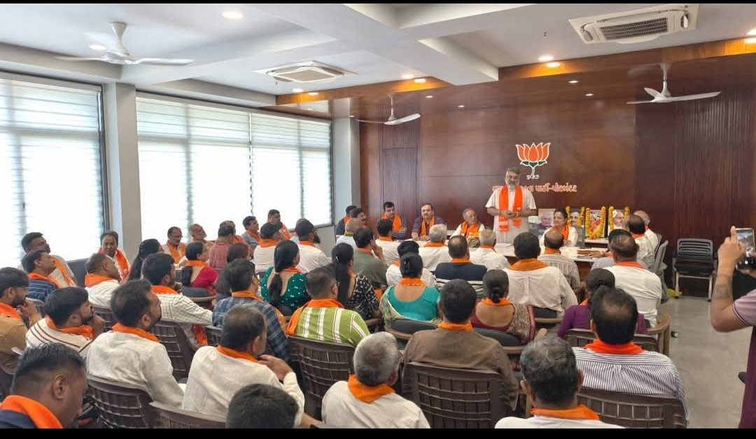 પોરબંદર જિલ્લા ભાજપ કાર્યાલય ખાતે પ્રદેશ મહામંત્રી શ્રી અનિરુદ્ધભાઈ દવે તેમજ કેબિનેટ મંત્રીશ્રી અર્જુનભાઈ મોઢવાડિયા તથા સંગઠન પ્રભારી ડો વિમલભાઈ કગથરા જિલ્લા પ્રમુખ ડો ચેતનાબેન તિવારી તથા સંગઠન ના હોદેદારો ની ઉપસ્થિતિમાં બેઠક યોજાઈ