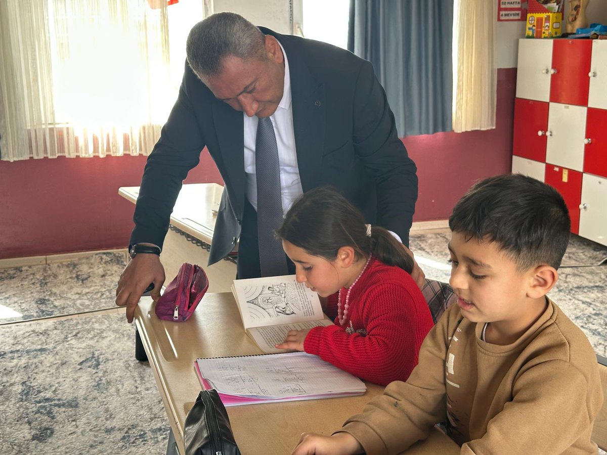 Tanriyoluio's tweet photo. İlçe Milli Eğitim Müdürümüz Sayın Mehmet Şah Aydıner’in okulumuzu ziyaret etmesinden büyük memnuniyet duyduk. Nazik ziyaretleri ve değerli katkıları için kendilerine teşekkür ederiz.
@tcmeb 
@Yusuf__Tekin 
@mazidagkaymakam 
@mazidagimem 
@aydiner_sah https://t.co/sXxCUm2hhG