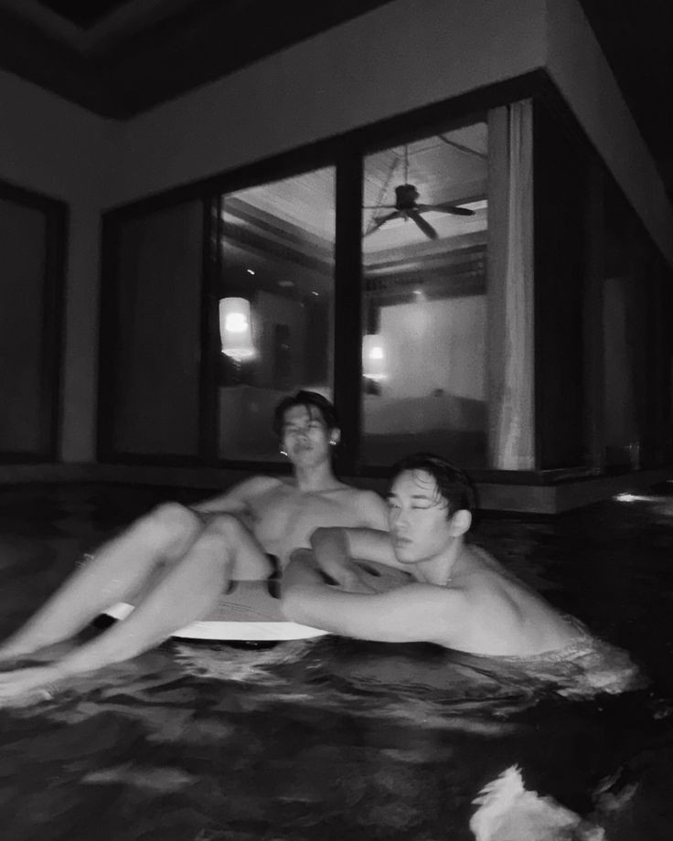 hourly est tweet media