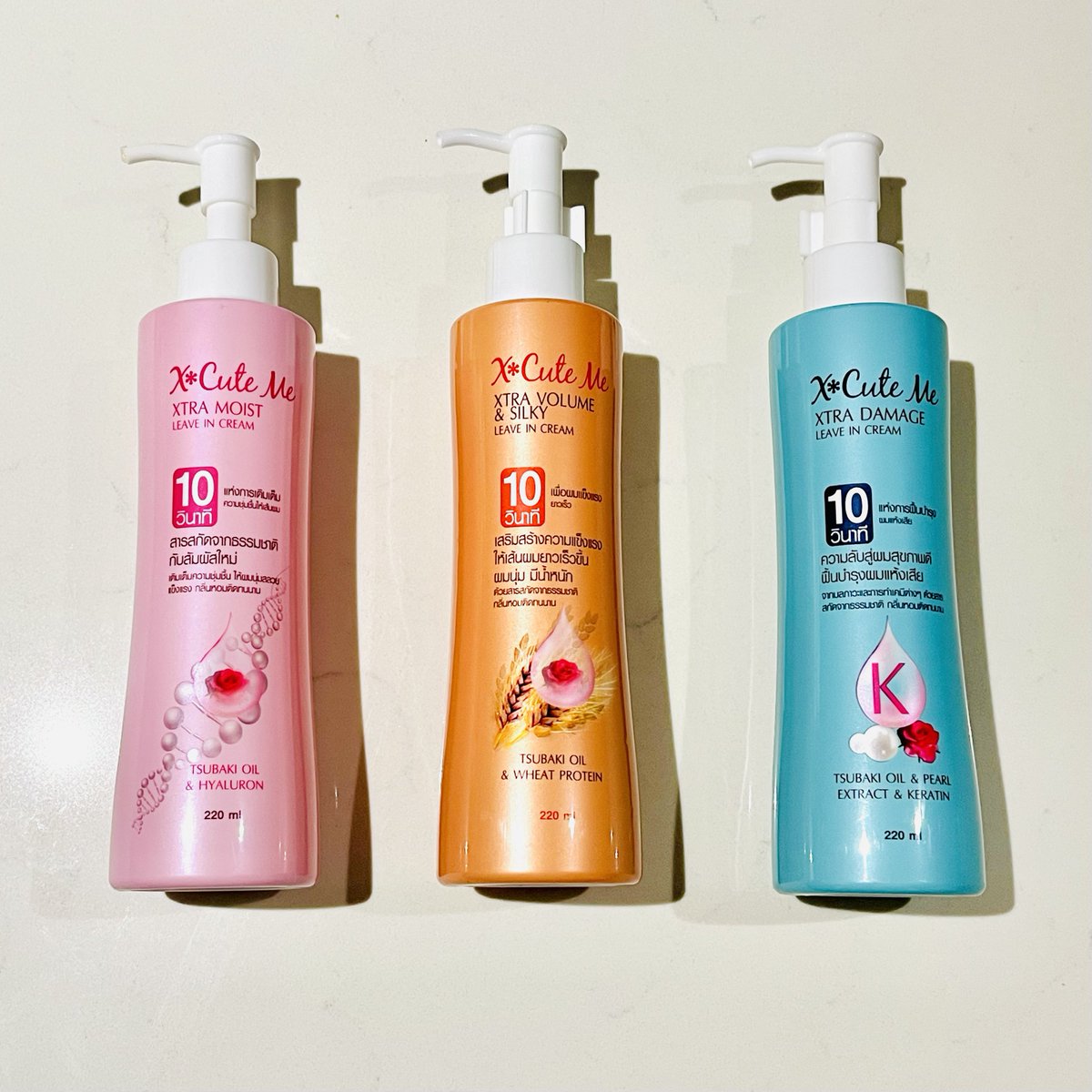 愛用している「X Cute Me」の洗い流さないヘアトリートメント🫧
3種類買って比べてみた！

ピンク→モイスト
オレンジ→ボリューム&amp;シルキー
ブルー→ダメージ

ピンクがサラリと軽くて、オレンジが中間、ブルーがしっとりかな😌
私は癖毛でパサつくからブルーが1番好き🫶🏻
値段が100B前後に上がった〜