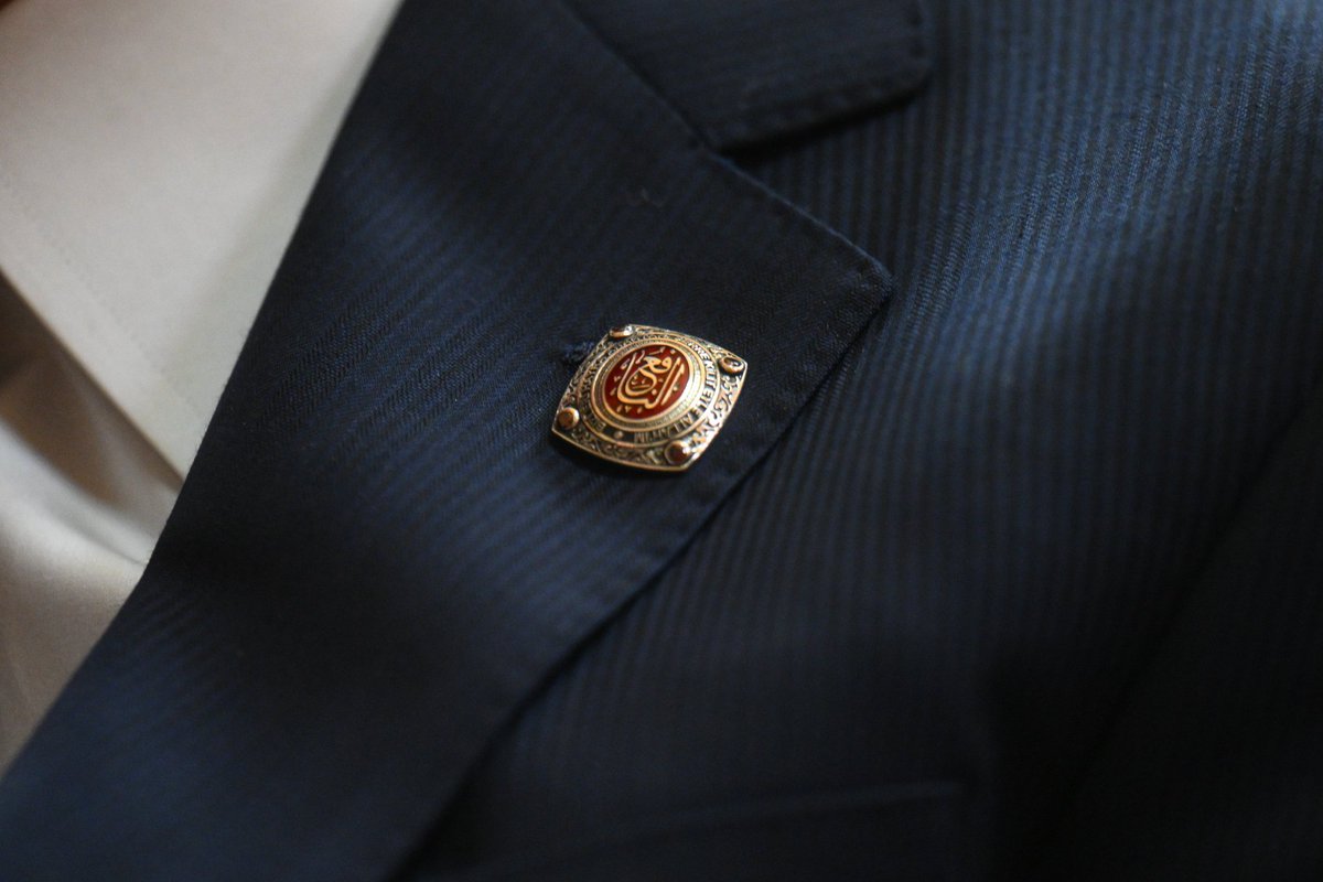 Liderimiz Devlet Bahçeli'nin, TBMM toplantısında kullandığı rozet ve yüzük..

Yüzüğün üst tabla bölümünde, berraklığı ve zarafeti simgeleyen yakut taşı kullanılmıştır. Taşın çevresinde, "Bizleri hayra anahtar, şerre kilit eyle Allah'ım" yazmaktadır. Yazının etrafı, Anadolu Türk