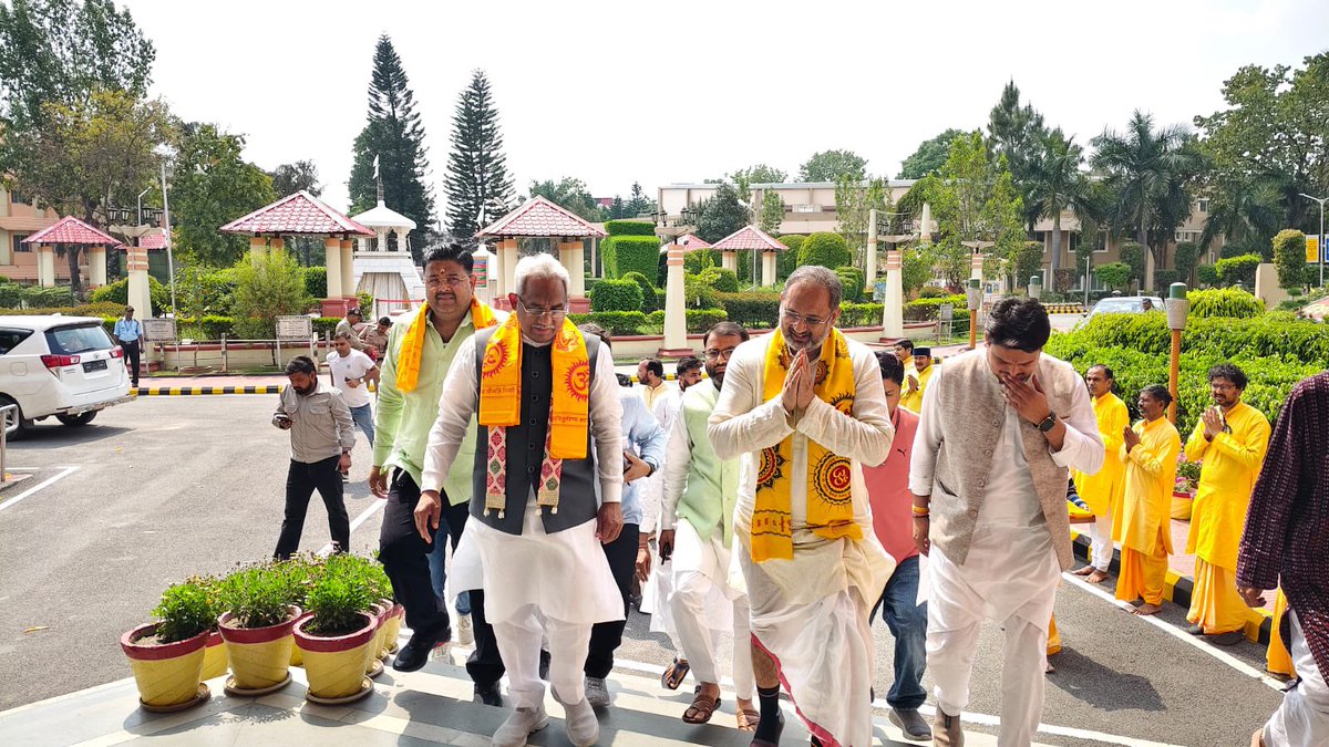 उत्तराखंड सरकार में कैबिनेट मंत्री बनने के उपरांत हरिद्वार से लगातार पाँचवीं बार विधायक माननीय <a href="/madankaushikbjp/">Madan Kaushik</a> जी का देव संस्कृति विश्वविद्यालय में गरिमामय आगमन हुआ।

इस अवसर पर विश्वविद्यालय परिवार द्वारा माननीय मंत्री जी का पुष्पगुच्छ भेंट कर आत्मीय स्वागत एवं अभिनन्दन किया