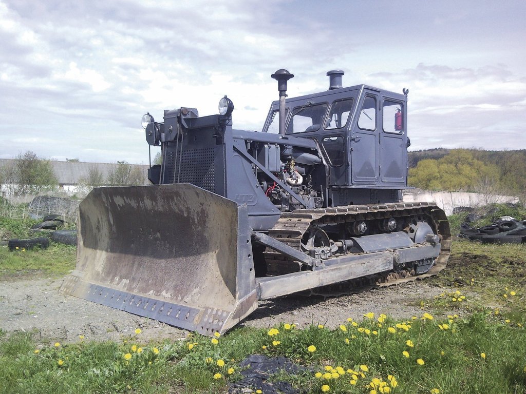 Ruebenhorst's tweet image. #Funfact: Der sowjetische Kettentraktor Сталинец-100 (1956 – 64) hatte einen 100-PS-13-Liter-Dieselmotor, der als Starthilfe einen Ottomotor hatte, der wiederum von einem Elektromotor gestartet wurde. Also spätere Exemplare, bei den ersten wurde der Ottomotor angekurbelt.