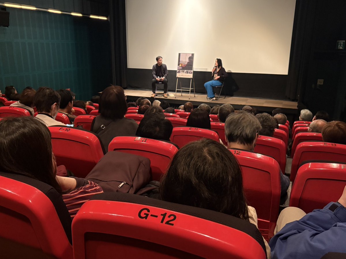 映画「父と家族とわたしのこと」
本日も満席の中、ラジオ・フランス、リベラシオン特派員の西村カリンさん <a href="/karyn_nishi/">西村 カリン (Karyn NISHIMURA)💙💛</a> をお招きしてトークイベントを開催。 
戦禍のニュースばかりになってしまった今、戦争がもたらす人格破壊や家族の崩壊など社会への長期的影響について考える必要性を話しました。