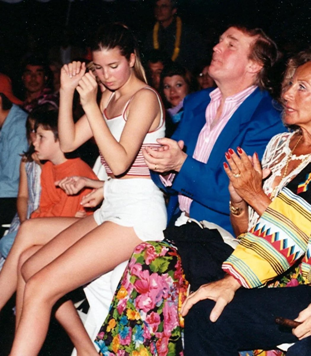 RacjonalnyObyw1's tweet photo. PiS w obronie swojego szefa pedo*filli wszystko

Trump gwałcił dziewczynki, a oni jemu klaszczą! https://t.co/KH2eFbwiyI