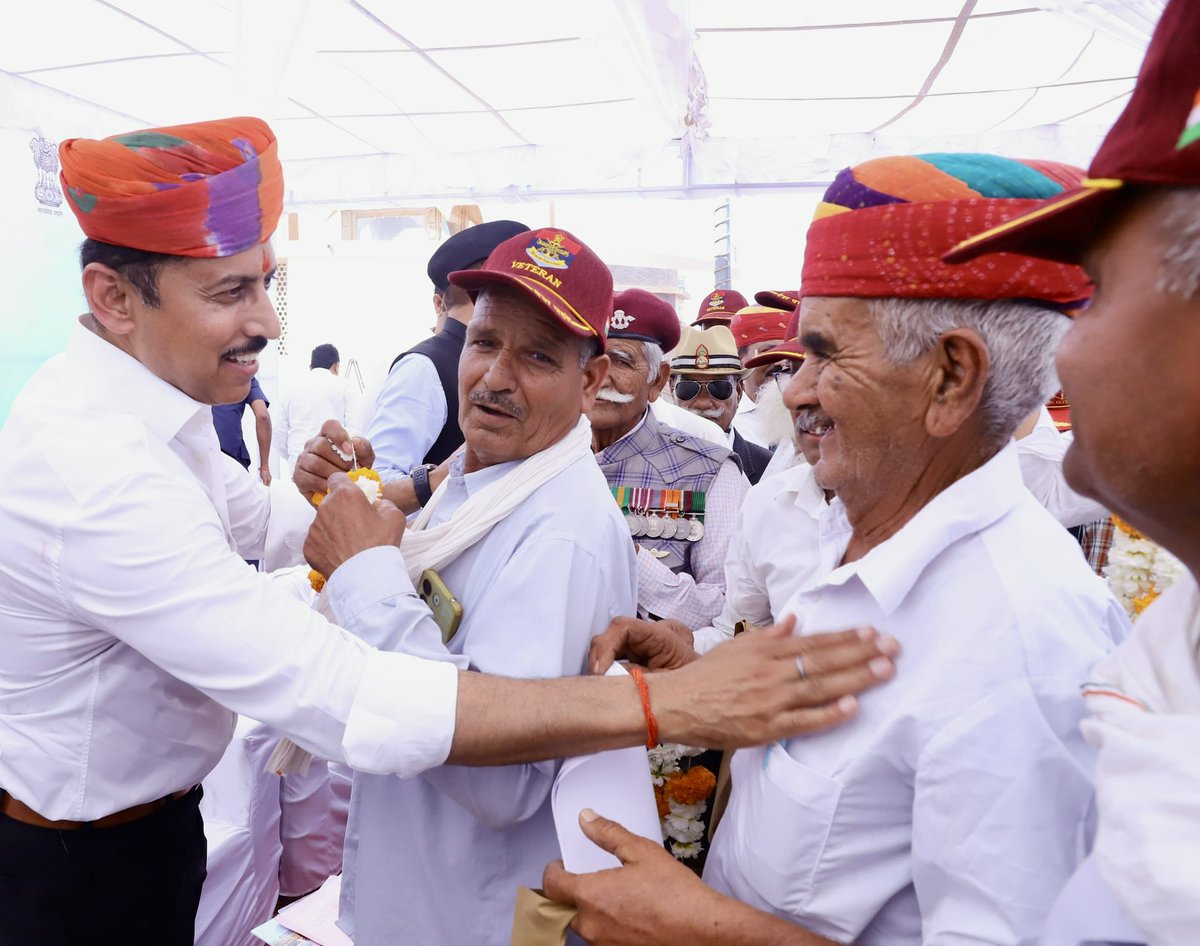 वर्दी से सैनिक नहीं, हौसलों से सैनिक बनते हैं 🫡 

डीडवाना की वीर धरा पर आज एकीकृत सैनिक कल्याण परिसर के उद्घाटन समारोह में भारत के योद्धाओ से संवाद किया। हमारे इन योद्धाओं ने सीमा पर गोलियों का सामना किया है, दुश्मनों का सामना किया है। राष्ट्र को सर्वोपरी रखने का जज्बा आज भी