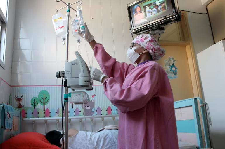 🇵🇾 Médico del Hospital Pediátrico Acosta Ñu afirma que se vive una situación inédita por la falta de insumos y medicamentos. Frente a una “economía de guerra” planteada desde el Gobierno, dijo que las carencias en salud pública están subsidiando el "despilfarro" en otras áreas.