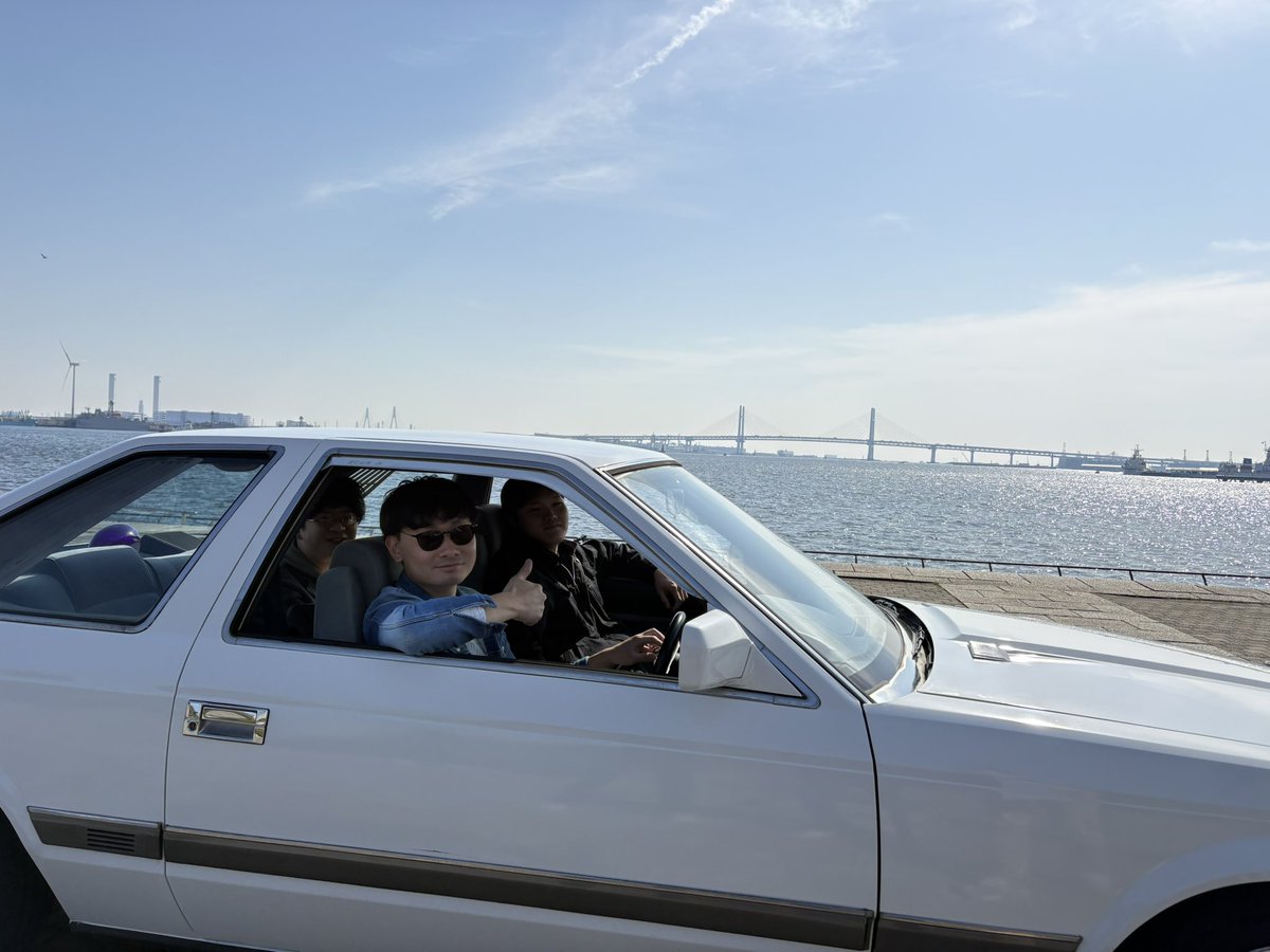 もうしばしお付き合いください。

海沿いというロケーション。
これ、なかなか良かったですよね！
どこを切り取っても海が見える。

ここに一列に車を配置したのは、
壮観な景色を容易にイメージ出来たからです。
そして、イメージを遥かに超える素晴らしさがそこにはありました。