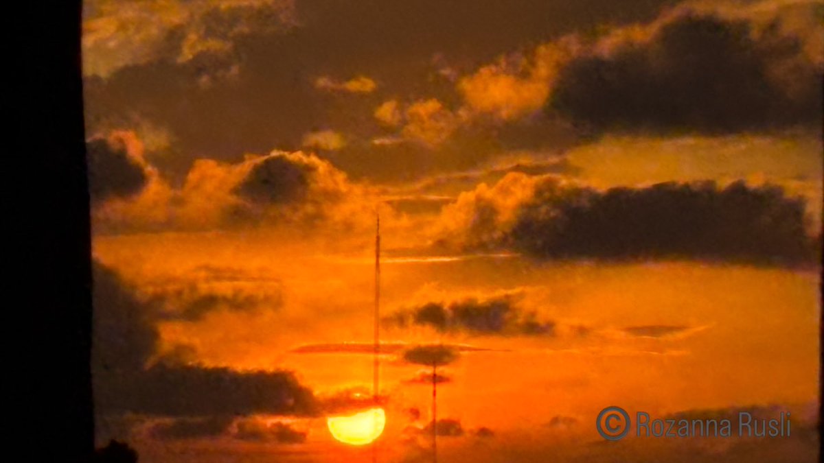 rozanna_rusli's tweet image. Majestic light paints the horizon, a vibrant splash of colour in a world that's slowly fading to grey. 🔥

#sunsets #sunset #sky #skyphotography #photography #shotoniphone #poetry #writerscommunity #ThePhotoHour #StormHour