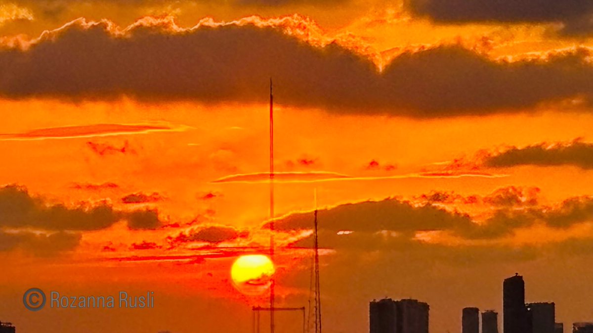rozanna_rusli's tweet image. Majestic light paints the horizon, a vibrant splash of colour in a world that's slowly fading to grey. 🔥

#sunsets #sunset #sky #skyphotography #photography #shotoniphone #poetry #writerscommunity #ThePhotoHour #StormHour