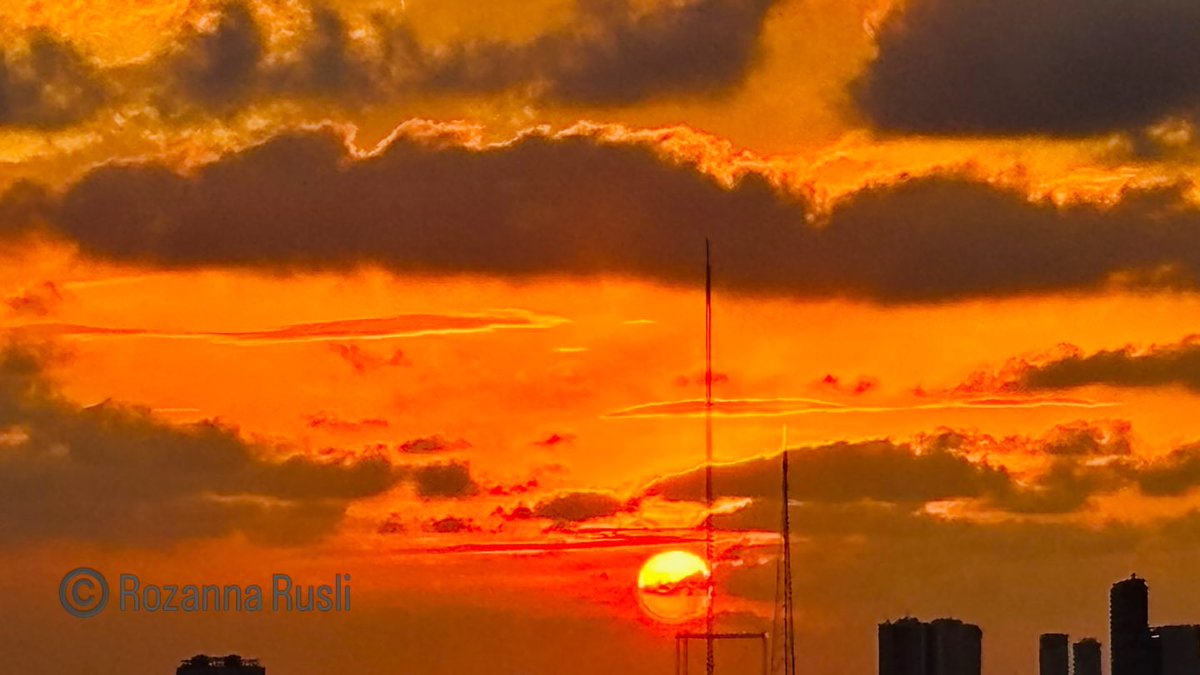 rozanna_rusli's tweet image. Majestic light paints the horizon, a vibrant splash of colour in a world that's slowly fading to grey. 🔥

#sunsets #sunset #sky #skyphotography #photography #shotoniphone #poetry #writerscommunity #ThePhotoHour #StormHour