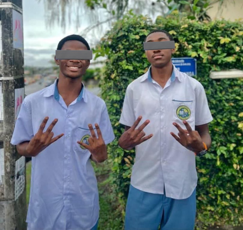 Encore des jeunes vies fauchées au #Gabon dans des circonstances troublantes. Deux élèves du lycée Mbele meurent à la plage : version officielle, noyade. Mais des proches évoquent un possible crime maquillé.
Que fait l’État pour protéger sa jeunesse ? Si crime il y a, pourquoi
