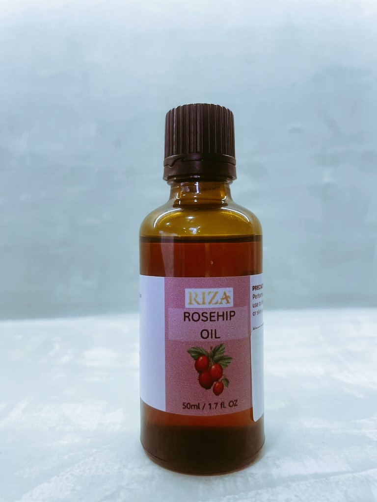 Rizabeauty's tweet image. Glow naturally with Rosehip Oil 🌹✨
Rich in vitamins and antioxidants, it helps brighten skin, fade dark spots, and restore a healthy, radiant glow.
#RizaBeauty #SkincareEssentials #GlowNaturally