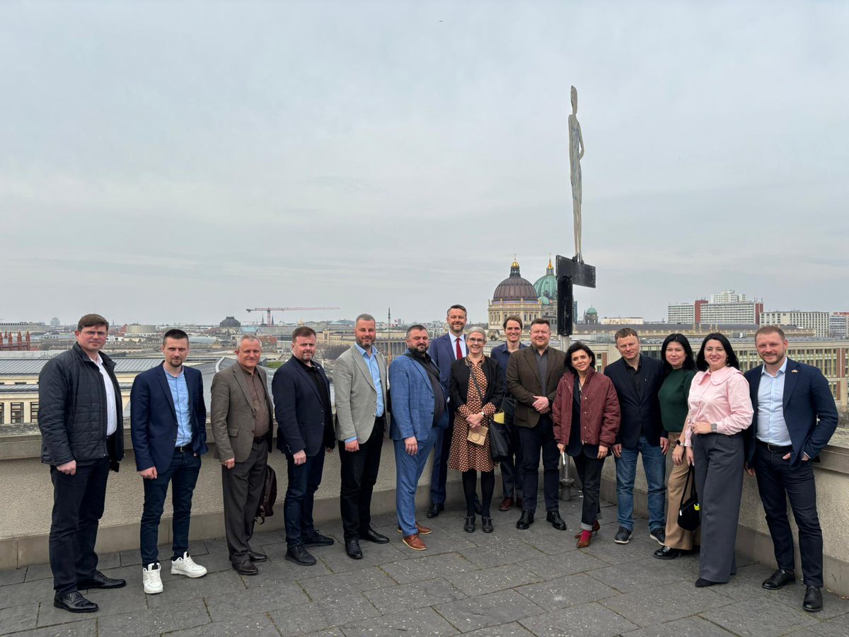 I was honoured to meet a group of highly dedicated and engaged 🇺🇦 mayors who shared their experiences how to maintain their daily lives during Russia‘s brutal war. We discussed ongoing 🇩🇪 support and how we can learn from #Ukraine to increase our municipalities‘ resilience.