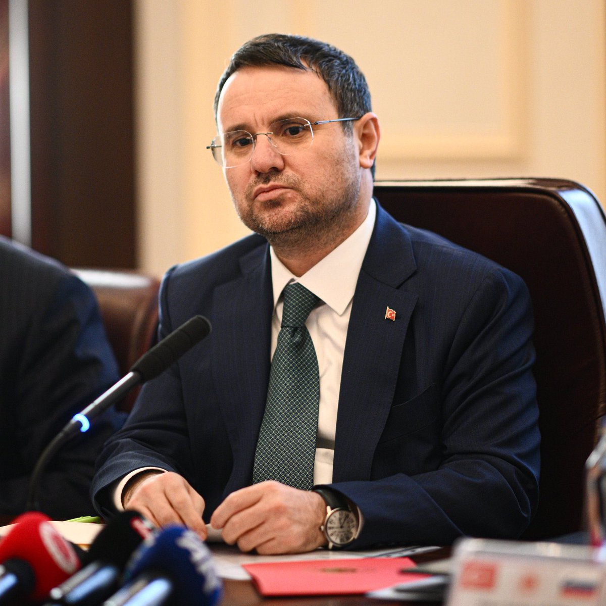 ajansmuhbir1923's tweet photo. Nevşin Mengü: “Sabah gazetesi şöyle demiş;

‘Adalet Bakanı Akın Gürlek’e yönelik sistemli bir saldırı başlatan CHP Genel Başkanı Özgür Özel’in, Gürlek’in kişisel verilerini hukuksuz ele geçirdiği ortaya çıktı.

Gürlek’in tapu kayıtlarını TAKBİS üzerinden sorgulayan 3 ismin PKK/KCK ve FETÖ ile olan bağlantısı ortaya çıkarken, bu isimlerin Özel ve CHP’li vekillerle telefon trafiği de belgelendi.’

Çok ilginç! ‘Tapu yok, yalan, sahte’ denmemiş, ‘Bu tapuları kim bulup çıkardıysa devlet onları içeri atacak’ demiş.”