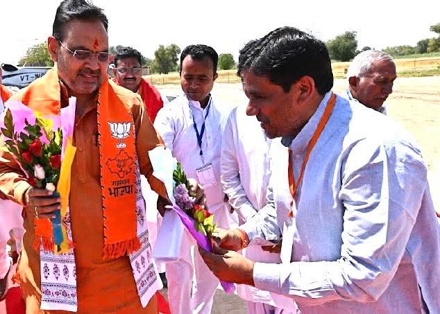 drjogendrsilore's tweet photo. प्रदेश के यशस्वी मुख्यमंत्री श्री भजनलाल शर्मा जी का आज गृह जिले बालोतरा के कनाना आगमन पर पुष्प गुच्छ देकर हैलीपैड पर स्वागत किया। https://t.co/W4ZuyRH7wN