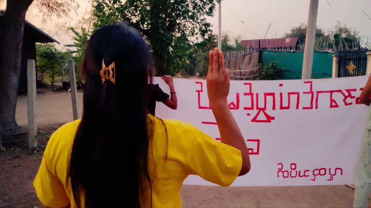 naingnaingaung's tweet photo. At golden hour in Sagaing Region,the Shwe Yay Kyi Shall Fly Victory Flag protest column held an anti‑coup demonstration despite daily terror since the 2021 regime change.They continue protesting even as insecurity grows due to the junta’s offensive.
#SagaingProtest
#2026Mar24Coup https://t.co/6ntcjyQrws