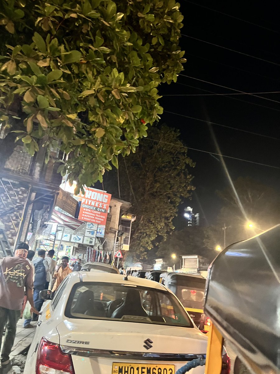 poojamets's tweet photo. How is parking like this even allowed on Akurli Road, a stretch that sees heavy traffic round the clock? Why isn’t @MTPHereToHelp taking any action? @MumbaiPolice  @BhatkhalkarA https://t.co/iVU37S0iQJ