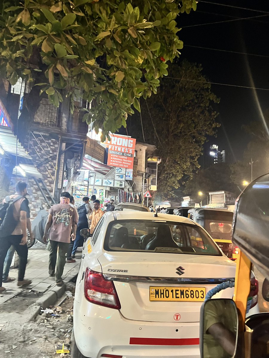 poojamets's tweet photo. How is parking like this even allowed on Akurli Road, a stretch that sees heavy traffic round the clock? Why isn’t @MTPHereToHelp taking any action? @MumbaiPolice  @BhatkhalkarA https://t.co/iVU37S0iQJ