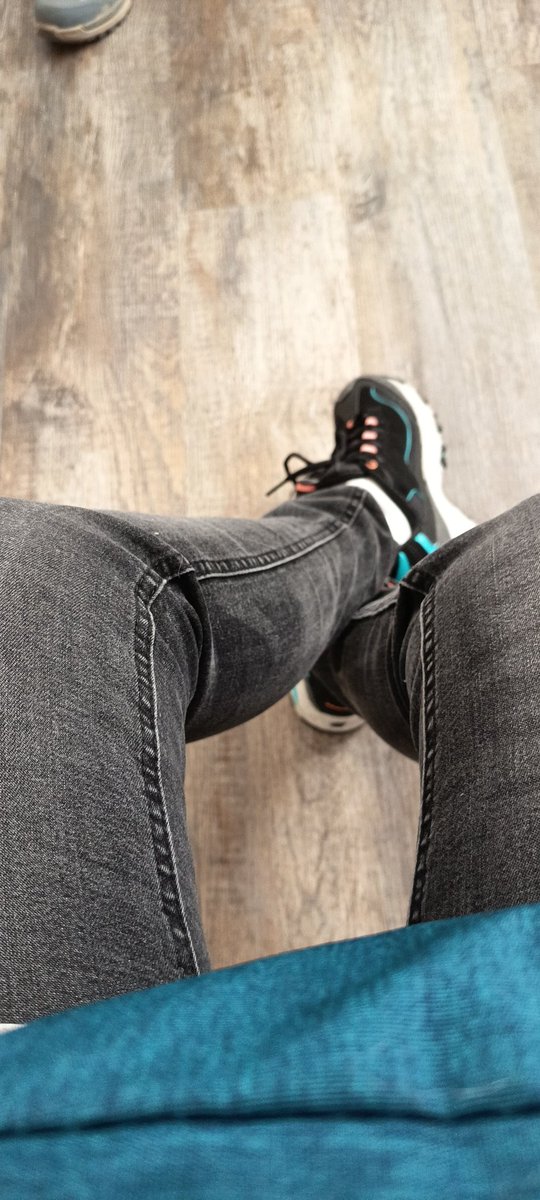 Wazifubo und die Dame gegenüber liest laut Google vor 🙄