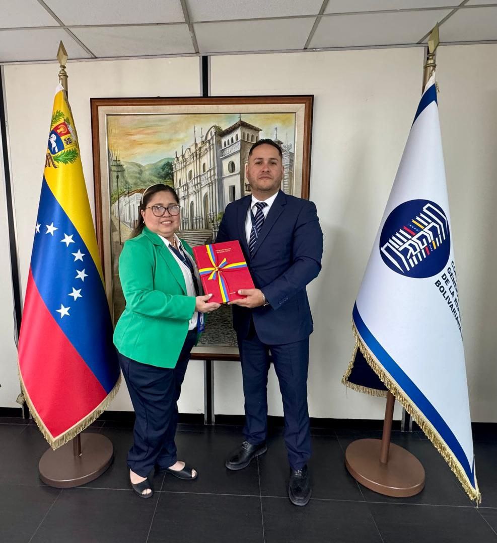 CGRVenezuela's tweet photo. #CGR | El contralor del Táchira, Dr. Luis Alejandro Aguilar, realizó la entrega del Informe de Gestión estadal y los municipales, correspondiente al Ejercicio Económico y Financiero del año 2025 ante la Dirección General de Control de Estados y Municipios de la CGR. https://t.co/IXwkQXCxvT