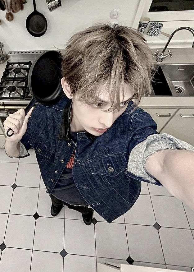 𝙝𝙚𝙡 /•᷅‎‎•᷄\੭ tweet media