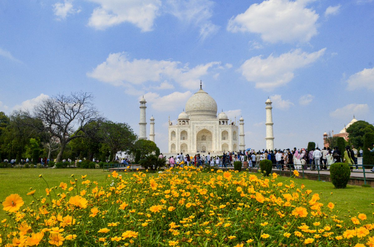 airnewsalerts's tweet image. 📸𝐏𝐡𝐨𝐭𝐨𝐬 𝐨𝐟 𝐓𝐡𝐞 𝐃𝐚𝐲📸:

🖼️Women perform rituals in Ganga River during #ChaitiChhath festival in Patna

🖼️Flowers bloom at lawns of #TajMahal complex on a sunny day in #Agra

🖼️Preparation underway for #SindhuMahakumbh2026 in Ladakh

🖼️#IndianArmy HAL Dhruv