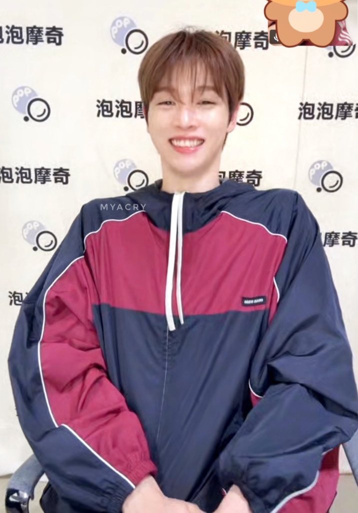 พล็อตครูพละตึกมัธยม ปกติเป็นคนนิ่ง ๆ ไม่ค่อยพูด นักเรียนทุกคนพูดเป็นเสียงเดียวกันว่าแอบดุ นาน ๆ ทีจะเห็นยิ้มบ้าง แต่จะมีวันที่ยิ้มกว้างที่สุด คือวันที่เดินผ่านโถงตึกประถมที่มีครูพละหน้าหวานกำลังสอนเด็กอยู่