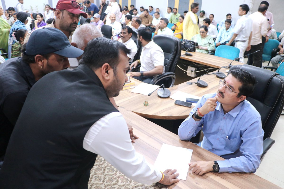 DM_Khandwa's tweet image. ✅ जनसुनवाई में कलेक्टर श्री ऋषव गुप्ता ने आवेदकों की समस्याओं के निराकरण के दिए निर्देश

Read More : facebook.com/share/p/18QsRt…

@JansamparkMP
@mpurbandeptt 
@minprdd 
@healthminmp 
#khandwa