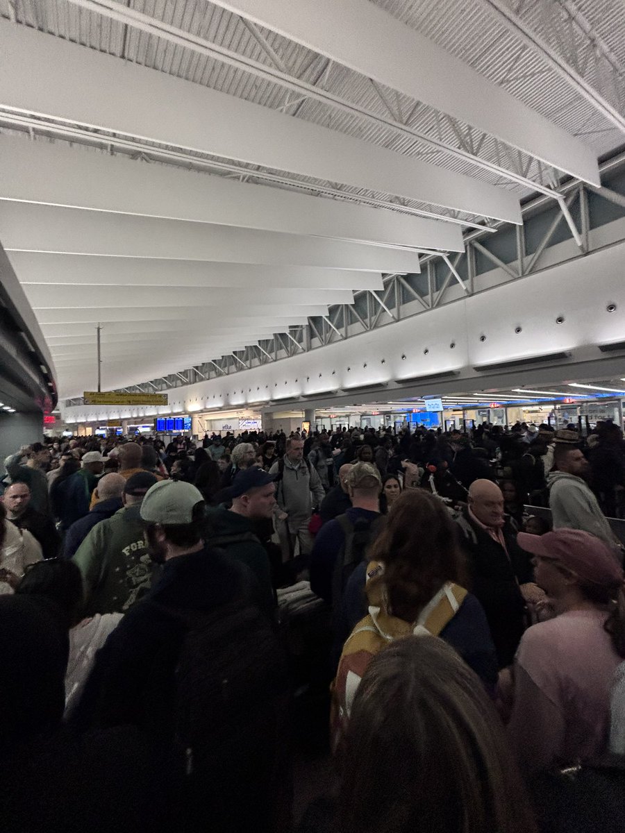 NewsDayMundo's tweet image. 🛑🚨 Bonito día para hacer un maratón... pero en la fila de seguridad del JFK. 🏃‍♂️💨 ¿Alguien sabe si estas colas cuentan como experiencia laboral? Porque llevo aquí media vida. #AirportLife #JFK
