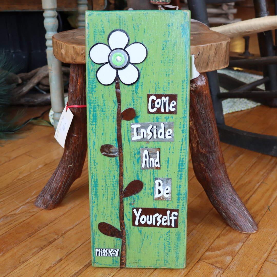 This folk art sign by Kay Edenfield is the perfect fresh touch as we welcome the new season 🌿 With its vibrant green background and sweet floral detail, it adds a cheerful pop of color to any space.

#GenuineGeorgia #Art #Spring