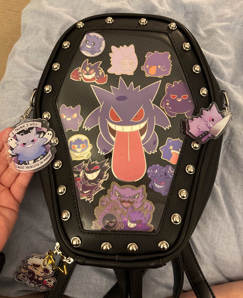 sparkly_arts's tweet photo. I love my stinky boi so much so I attempted to make tiny itabag with stuff I already owned (ft Guzma to hold the zippers together) #pokemon #gengar https://t.co/oeupC6XcHK