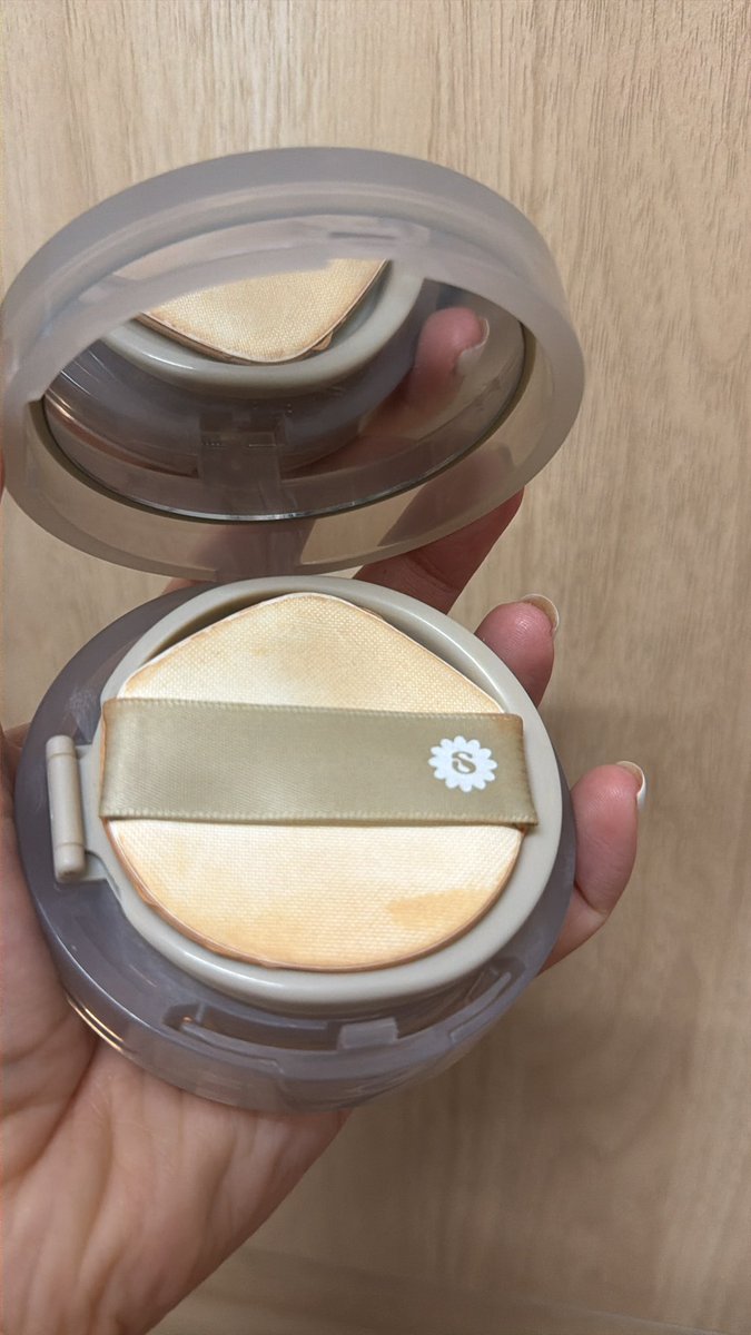 NRCF1's tweet photo. ส่งต่อ cushion supermom สี 1.2 vanilla ใช้ไม่ถึง 10 ครั้ง มีรีฟิลอันใหม่ให้ 
ขาย 150 รวมส่งค่ะ 

#ส่งต่อเครื่องสำอาง #ส่งต่อคสอ #ส่งต่อเครื่องสำอางค์ #ส่งต่อsupermom https://t.co/YjcyuvqvUq