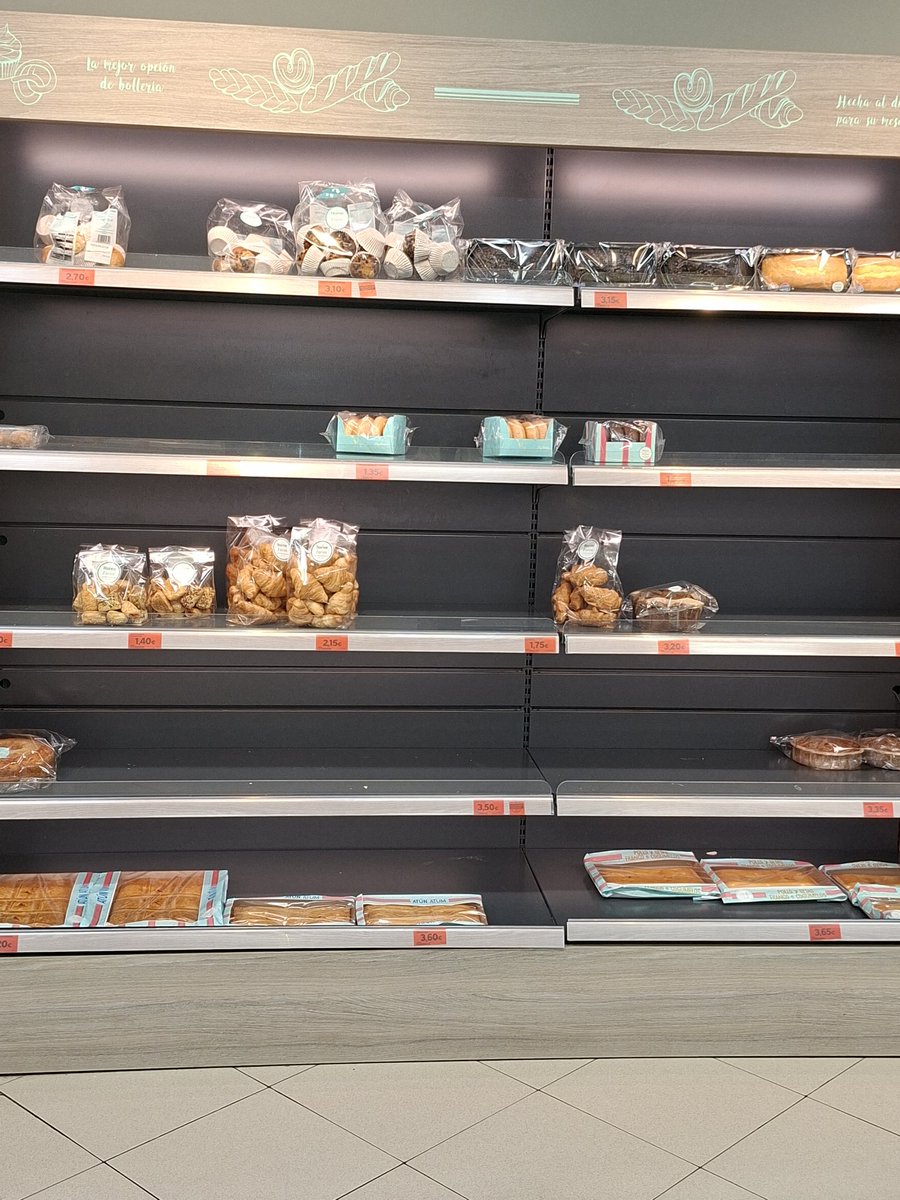 Antlxv's tweet photo. Vergonzoso Mercadona se la calle Carlos Martín Álvarez de Madrid. 16:00h del martes 24 de marzo, nada de pan ni empanadas ni saladitos. Y Roch se tira el pisto y nos somete a su dictadura alimementaria https://t.co/QYyqk0QpXB
