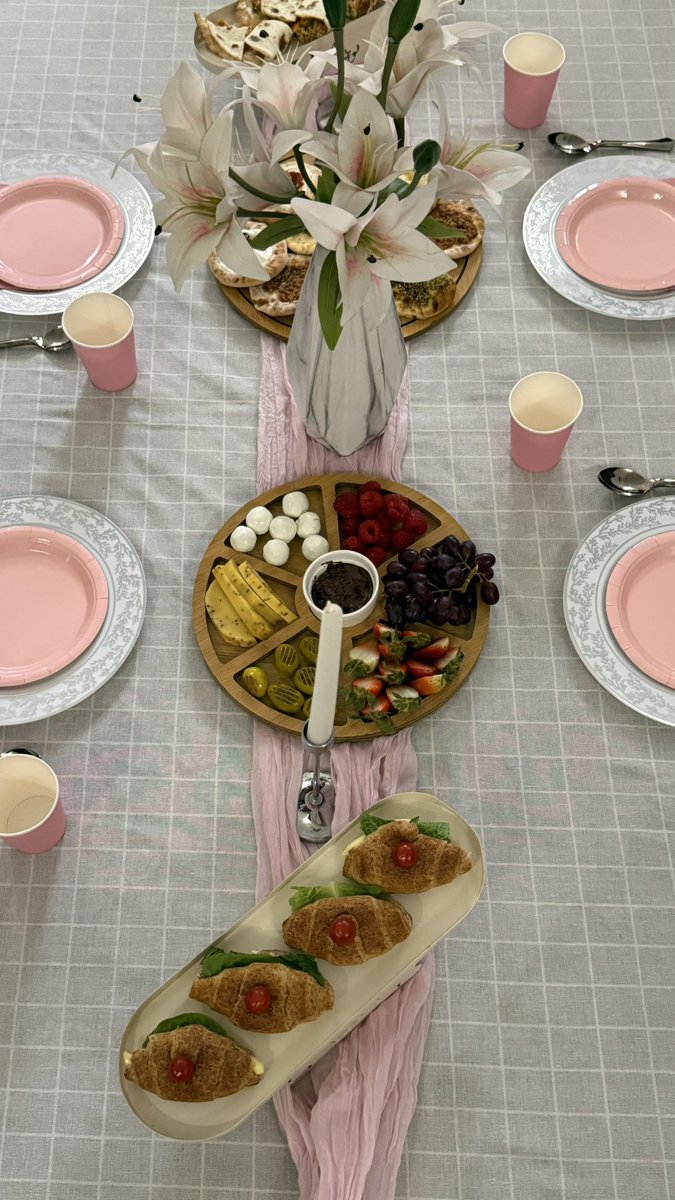 1maha_xi's tweet photo. بدأ عيد الصحبات 🎉💗 https://t.co/Cew0CIbAtI