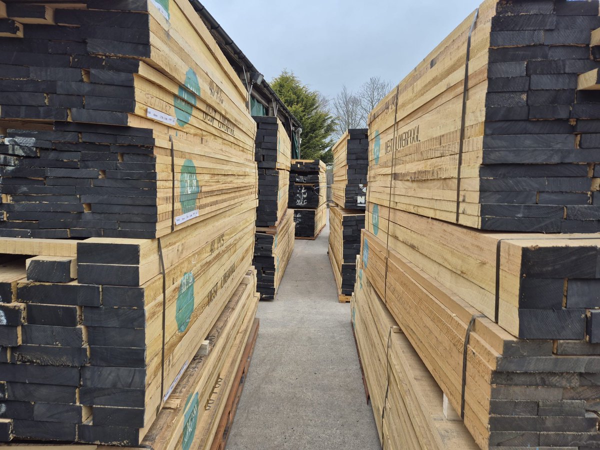devon_hardwoods's tweet image. Fresh Idigbo just landed 👀🌳

1"-3" stock, random width &amp;amp; length, straight from one of our top mills.

A versatile, reliable hardwood that's always a favourite for joinery projects 🔨🌟

#idigbo #hardwood #joinery #furnituremaking #woodworking #timbermerchant #timbersupply