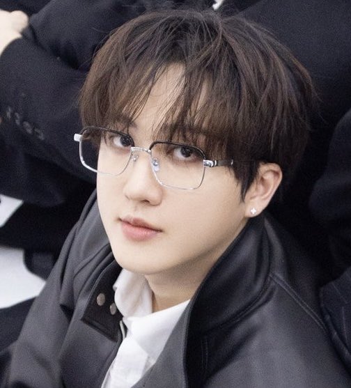 올려다보는 눈이 삼백안 가득하지만 순둥이 같아서 조아요🥰