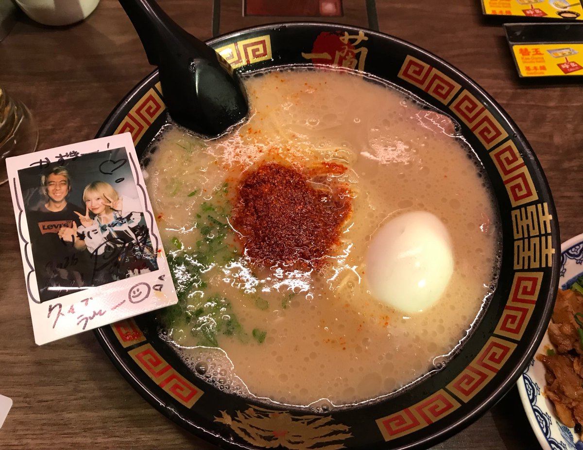 HRISA_lovesuki's tweet photo. 理沙といただきます
久々の一蘭の6辛と替え玉に生ビールと焼き豚皿
めちゃくちゃ美味かった https://t.co/Q4GB9t986N