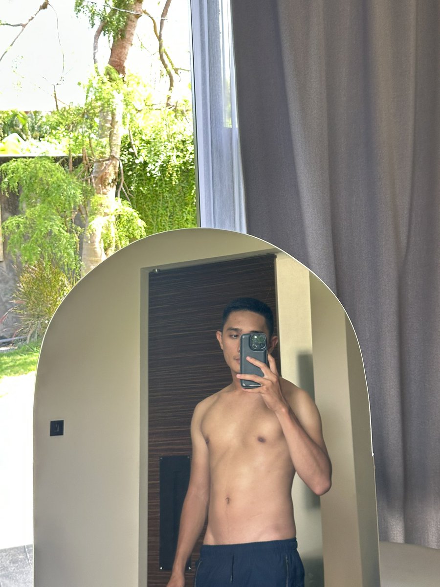 R ⬆️ tweet media