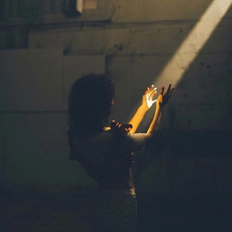 " تعلقات زیادہ گہرے نہ ہوں تو ہی بہتر ہے . آئینے سے جتنے زیادہ قریب ہوں گے خامیاں اتنی زیادہ نظر آئیں گی۔۔